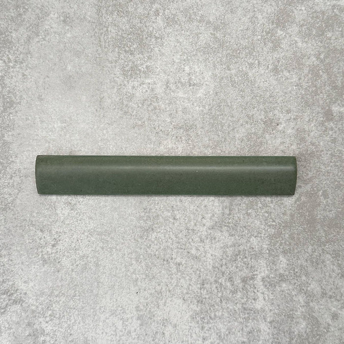 Zellige Malachitgrün Matt Bullnose-Keramikfliese im marokkanischen Stil im Format 3 × 20 cm, dargestellt mit abgerundetem Kantenprofil, sattem Grünton und dezenter Farbvariation vor neutralem Hintergrund.