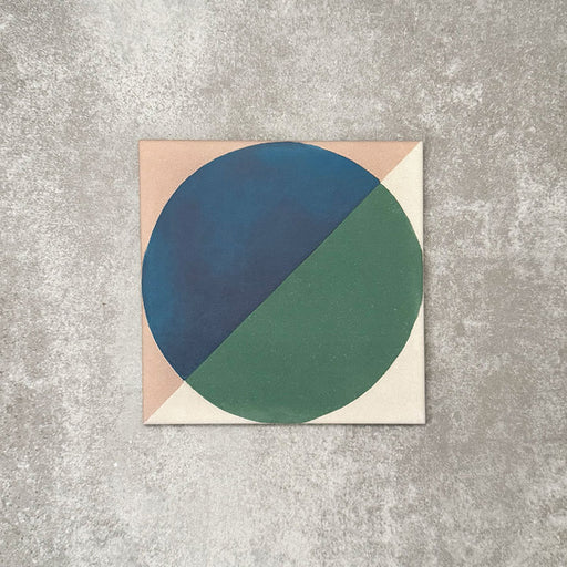 Einzelne Abstrakter Ozean Musterfliese 20 cm × 20 cm cm mit einem ausdrucksstarken, geometrischen Kreisdesign in tiefem Blau und sattem Grün, eingefasst von sanften, neutralen Eckelementen. Eine moderne Musterfliese, ideal für Akzentwände, Bodenflächen oder ausdrucksstarke Küchenrückwände.