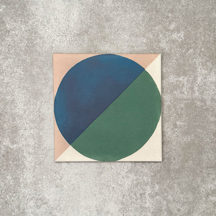 Einzelne Abstrakter Ozean Musterfliese 20 cm × 20 cm cm mit einem ausdrucksstarken, geometrischen Kreisdesign in tiefem Blau und sattem Grün, eingefasst von sanften, neutralen Eckelementen. Eine moderne Musterfliese, ideal für Akzentwände, Bodenflächen oder ausdrucksstarke Küchenrückwände.