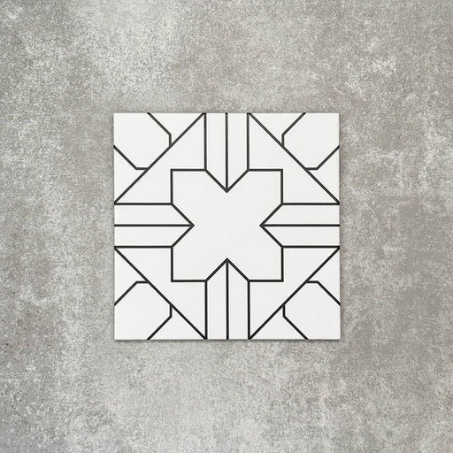 Einzelne Almeira Palast Feinsteinzeugfliese im marokkanischen Stil mit einem feinen geometrischen Linienmuster in Schwarz auf weißem Grund, Format 20 × 20 cm, geeignet für Wand- und Bodenflächen.