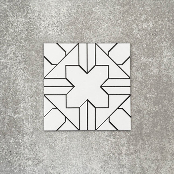 Einzelne Almeira Palast Feinsteinzeugfliese im marokkanischen Stil mit einem feinen geometrischen Linienmuster in Schwarz auf weißem Grund, Format 20 × 20 cm, geeignet für Wand- und Bodenflächen.