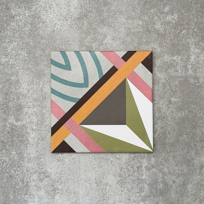 Einzelne Kuba Stern Feinsteinzeugfliese im marokkanischen Stil im Format 20 × 20 cm mit einem markanten geometrischen Design aus sich kreuzenden Linien in sanften Grün-, Blau-, Rosa-, Grau- und Senftönen. Auf neutralem Hintergrund dargestellt, um das klare Muster und die matte Oberfläche hervorzuheben.