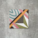 Einzelne Kuba Stern Feinsteinzeugfliese im marokkanischen Stil im Format 20 × 20 cm mit einem markanten geometrischen Design aus sich kreuzenden Linien in sanften Grün-, Blau-, Rosa-, Grau- und Senftönen. Auf neutralem Hintergrund dargestellt, um das klare Muster und die matte Oberfläche hervorzuheben.