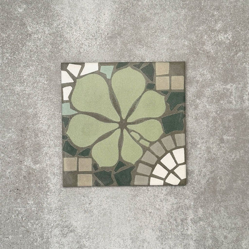Einzelne Kuba Laurent Nantes Fliese im marokkanischen Stil im Format 20 × 20 cm mit floral inspiriertem Motiv in sanften Grüntönen sowie Mosaik-Details in dezenten Neutral- und Weißtönen. Eine dekorative Musterfliese, ideal für Akzentwände, Böden oder ausdrucksstarke Küchenrückwände.