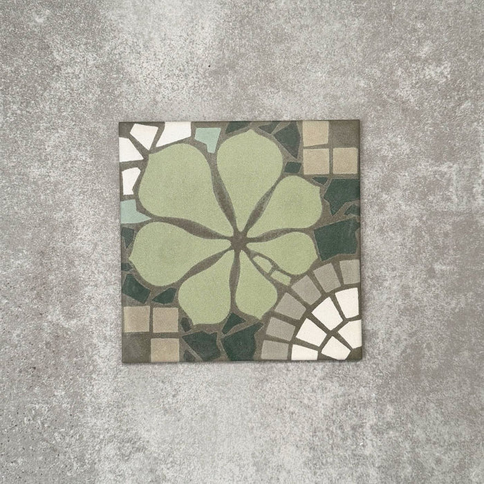 Einzelne Kuba Laurent Nantes Fliese im marokkanischen Stil im Format 20 × 20 cm mit floral inspiriertem Motiv in sanften Grüntönen sowie Mosaik-Details in dezenten Neutral- und Weißtönen. Eine dekorative Musterfliese, ideal für Akzentwände, Böden oder ausdrucksstarke Küchenrückwände.