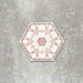 Einzelne Medina Rosa Feinsteinzeug-Hexagonfliese im marokkanischen Stil im Format 18,7 × 21,6 cm, mit einem feinen geometrischen Muster in pudrigem Rosa und Weiß, gezeigt vor neutralem Hintergrund.