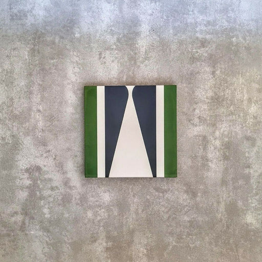 Einzelne Kuba Belize Delgado Fliese im marokkanischen Stil im Format 20 × 20 cm, gezeigt vor neutralem Hintergrund. Das kräftige geometrische Design in Grün, Weiß und tiefem Blau hebt die klaren Linien und den starken Farbkontrast hervor.