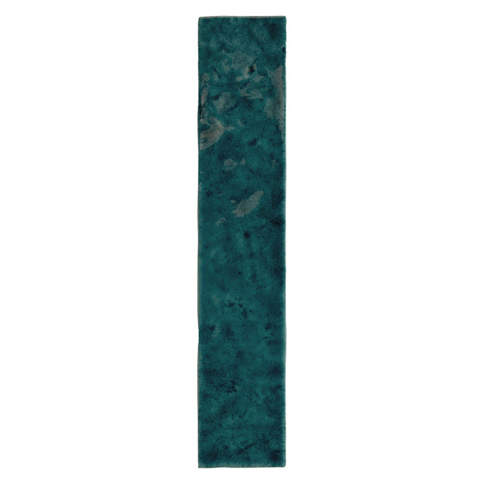 Bora Bora Ziegel Amun Blau Keramik-Wandfliese im schlanken Riemchenformat 6,5 × 32,8 cm, mit tiefen Blau-Grün-Tönen, natürlicher Fluxglasur-Variation und dezenter Oberflächenstruktur, als einzelne Fliese vor weißem Hintergrund gezeigt.