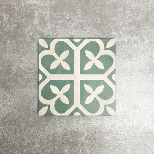 Einzelne Kuba Ivy Grün Feinsteinzeugfliese im viktorianisch-marokkanischen Stil im Format 20 × 20 cm, dargestellt zur Hervorhebung des geometrischen Musters in Grün und Weiß.