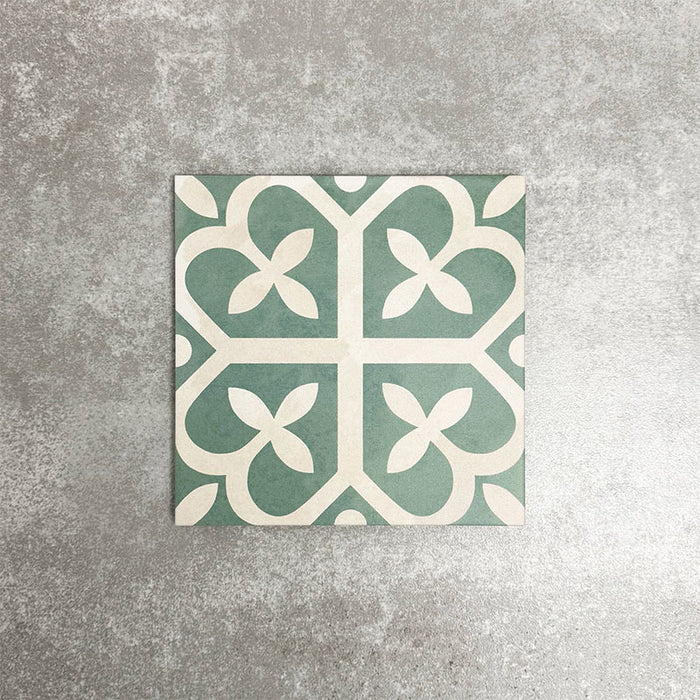Einzelne Kuba Ivy Grün Feinsteinzeugfliese im viktorianisch-marokkanischen Stil im Format 20 × 20 cm, dargestellt zur Hervorhebung des geometrischen Musters in Grün und Weiß.