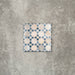 Einzelne Berber Mequinez Blau Feinsteinzeugfliese im marokkanischen Stil im Format 15 × 15 cm mit einem geometrischen Muster in Blau und Creme, dargestellt auf neutralem Hintergrund.