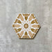 Einzelne Medina Hormuz Vintage Gold Hexagon-Porzellanfliese im marokkanischen Stil, 18,7 × 21,6 cm, mit einem ausdrucksstarken, sterninspirierten geometrischen Muster in warmen Gold- und Weißtönen, auf neutralem Hintergrund dargestellt.