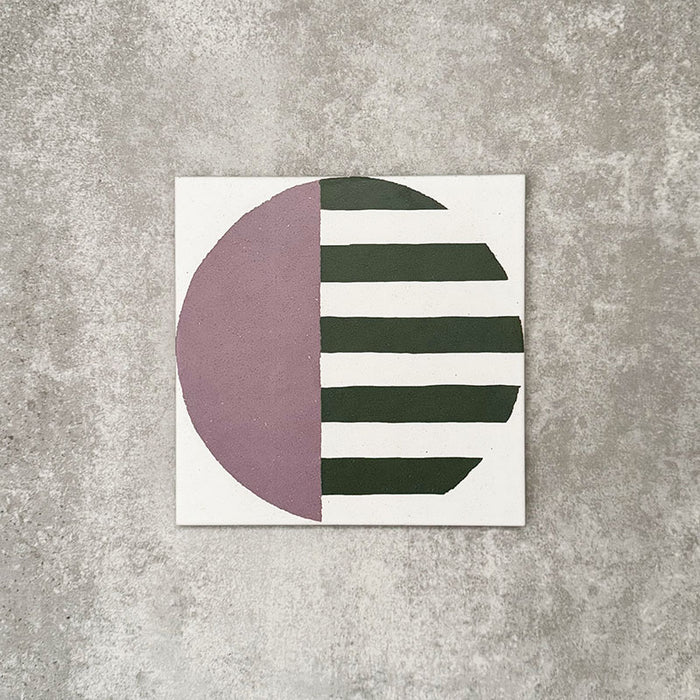 Einzelne Abstrakter Serit Musterfliese im Format 20 × 20 cm mit einem ausdrucksstarken geometrischen Design: ein sanft rosafarbener Halbkreis steht im Kontrast zu tiefgrünen horizontalen Streifen auf einem klar weißen Hintergrund. Eine moderne Musterfliese, ideal für Akzentwände, Bodenflächen oder ausdrucksstarke Küchenrückwände.