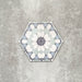Einzelne Medina Frostblau Feinsteinzeug-Hexagonfliese im marokkanischen Stil im Format 18,7 × 21,6 cm, mit einem feinen geometrischen Muster in sanften Blau- und Weißtönen, gezeigt vor neutralem Hintergrund.