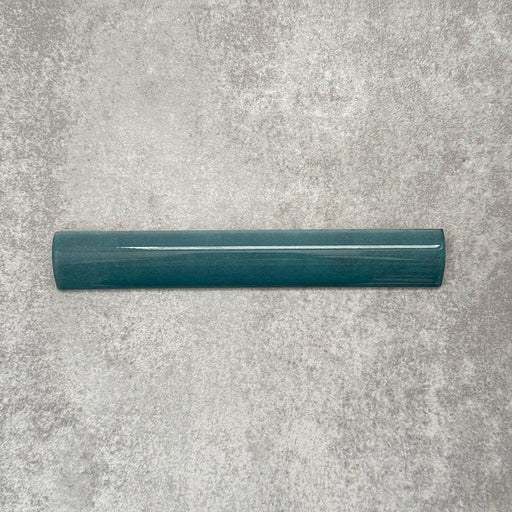 Zellige Pfauengrün Bullnose-Keramikfliese im marokkanischen Stil im Format 3 × 20 cm, mit weich gerundetem Kantenprofil, tief blau-grüner Glasur und subtiler Farbvariation auf neutralem Hintergrund.