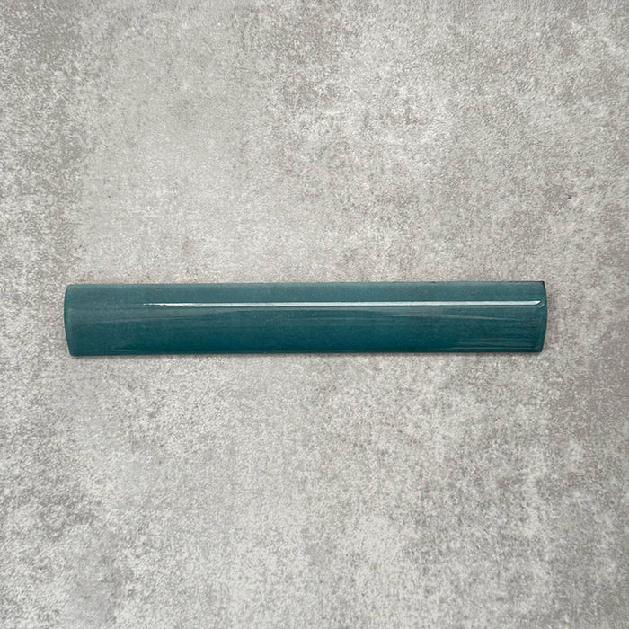 Zellige Pfauengrün Bullnose-Keramikfliese im marokkanischen Stil im Format 3 × 20 cm, mit weich gerundetem Kantenprofil, tief blau-grüner Glasur und subtiler Farbvariation auf neutralem Hintergrund.