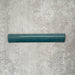Zellige Pfauengrün Bullnose-Keramikfliese im marokkanischen Stil im Format 3 × 20 cm, mit weich gerundetem Kantenprofil, tief blau-grüner Glasur und subtiler Farbvariation auf neutralem Hintergrund.