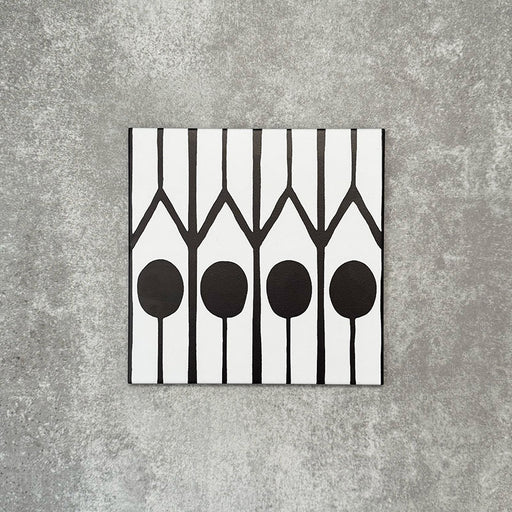 Einzelne Almeira Felis Feinsteinzeugfliese im marokkanischen Stil mit einem geometrischen Punkt- und Linienmuster in Schwarz und Weiß, Format 20 × 20 cm, geeignet für Wand- und Bodenflächen.