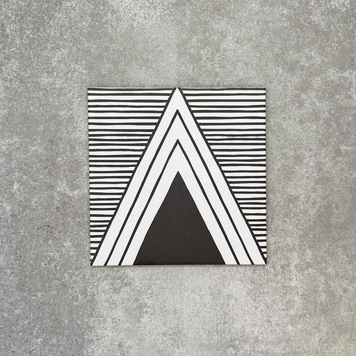 Einzelne Almeira Giza Feinsteinzeugfliese im marokkanischen Stil mit geometrischem Dreiecksmuster in Schwarz und Weiß und feinen linearen Details, Format 20 × 20 cm, geeignet für Wand- und Bodenflächen.