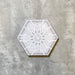 Einzelne Medina Hormuz Schneeweiß Feinsteinzeug-Hexagonfliese im marokkanischen Stil im Format 18,7 × 21,6 cm, mit einem präzisen, sterninspirierten geometrischen Muster in Weiß- und sanften Grautönen, gezeigt vor neutralem Hintergrund.