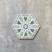 Einzelne Medina Hormuz Grün Feinsteinzeug-Hexagonfliese im marokkanischen Stil im Format 18,7 × 21,6 cm, mit einem markanten, sterninspirierten geometrischen Muster in Grün- und Weißtönen, gezeigt vor neutralem Hintergrund.