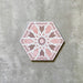 Einzelne Medina Hormuz Rosa sechseckige Porzellanfliese im marokkanischen Stil (18,7 × 21,6 cm) mit einem markanten, sterninspirierten geometrischen Muster in soften Rosé- und Weißtönen, auf neutralem Hintergrund dargestellt.
