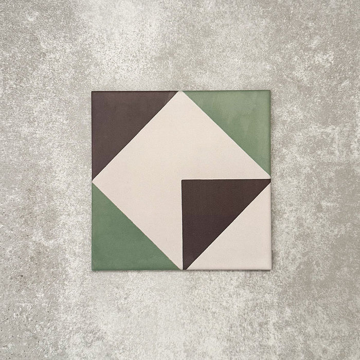 Einzelne Abstrakte Winkel Musterfliese im Format 20 × 20 cm mit einem markanten geometrischen Design aus kantigen Formen in gedecktem Grün, tiefem Anthrazit und sanften Cremetönen. Eine moderne Musterfliese, ideal für Akzentwände, Bodenflächen oder ausdrucksstarke Küchenrückwände.