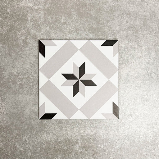 Einzelne Canterbury Stern Fliese im viktorianischen Stil im Format 20 × 20 cm mit klassischem Sternmotiv in sanften Grau-, Schwarz- und Weißtönen – ideal für zeitlose Musterböden oder dekorative Wandflächen.
