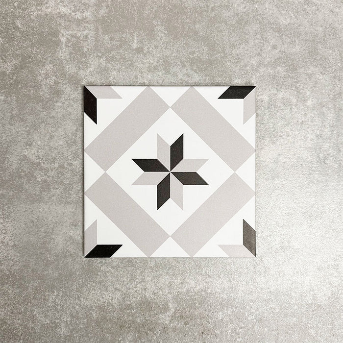 Einzelne Canterbury Stern Fliese im viktorianischen Stil im Format 20 × 20 cm mit klassischem Sternmotiv in sanften Grau-, Schwarz- und Weißtönen – ideal für zeitlose Musterböden oder dekorative Wandflächen.