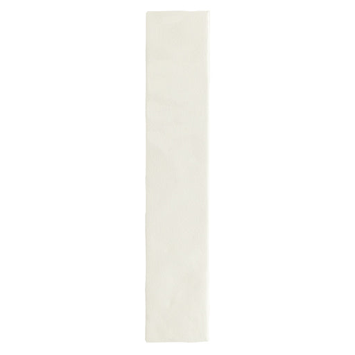 Bora Bora Ziegel Weißer Sand Keramik-Wandfliese im schlanken Riemchenformat 6,5 × 32,8 cm mit sanftem Weißsandton und Fluxglasur mit feiner Oberflächenvariation, als einzelne Fliese vor weißem Hintergrund gezeigt.