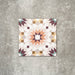 Einzelne Kuba Manzanillo Feinsteinzeugfliese im marokkanischen Stil im Format 20 × 20 cm mit geometrischem Sternmotiv in sanften Creme-, Senf-, Petrol- und Burgundertönen. Auf neutralem Hintergrund dargestellt, um die klaren Details und den dekorativen Zementfliesen-Effekt zu betonen.