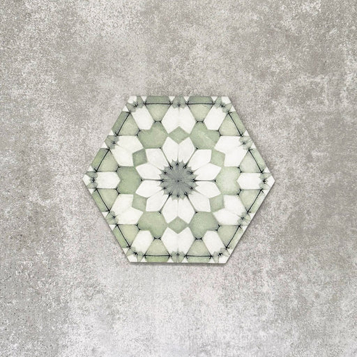 Einzelne Medina Soft Grün Feinsteinzeug-Hexagonfliese im marokkanischen Stil im Format 18,7 × 21,6 cm, mit einem feinen geometrischen Muster in sanften Grün- und Weißtönen, gezeigt vor neutralem Hintergrund.