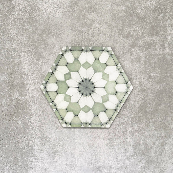 Einzelne Medina Soft Grün Feinsteinzeug-Hexagonfliese im marokkanischen Stil im Format 18,7 × 21,6 cm, mit einem feinen geometrischen Muster in sanften Grün- und Weißtönen, gezeigt vor neutralem Hintergrund.