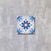 Einzelne Clara Saphir Fliese im marokkanischen Stil im Format 20 × 20 cm, dargestellt auf neutralem Hintergrund. Das geometrische Muster in sanften Blau- und Weißtönen mit Sternmotiven hebt die dekorative Gestaltung und die feinen Farbdetails hervor.