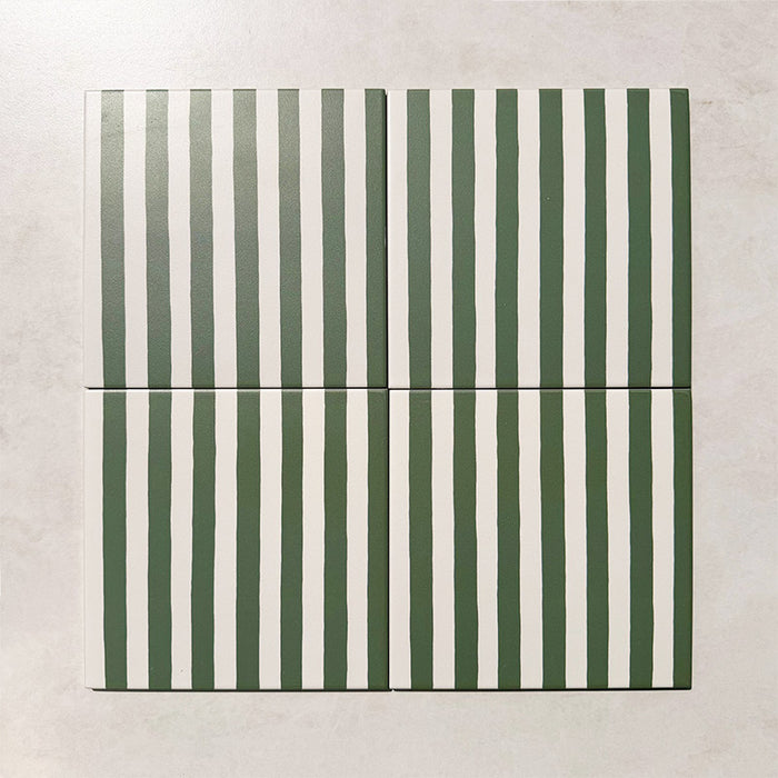 Skinny Pinstripes Green Feinsteinzeugfliese im Format 20 × 20 cm im Moroccan Style mit markantem grün-weißem Streifendesign, das ein modernes lineares Muster schafft und Wänden sowie Böden Farbe, Dynamik und visuelles Interesse verleiht.