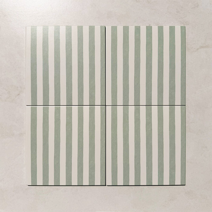 Skinny Pinstripes Jade Green Feinsteinzeugfliese im Format 20 × 20 cm im Moroccan Style mit sanftem jadegrün-weißem Streifendesign, das ein elegantes lineares Muster schafft und Wänden sowie Böden dezente Farbe, Dynamik und visuelles Interesse verleiht.