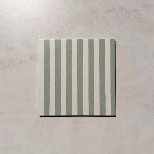 Produktabbildung der Skinny Pinstripes Jade Green Feinsteinzeugfliese im Format 20 × 20 cm im Moroccan Style mit sanftem jadegrün-weißem Streifendesign, das ein elegantes lineares Muster schafft und Wänden sowie Böden dezente Farbe, Dynamik und visuelles Interesse verleiht.
