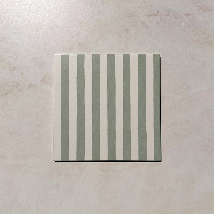 Produktabbildung der Skinny Pinstripes Jade Green Feinsteinzeugfliese im Format 20 × 20 cm im Moroccan Style mit sanftem jadegrün-weißem Streifendesign, das ein elegantes lineares Muster schafft und Wänden sowie Böden dezente Farbe, Dynamik und visuelles Interesse verleiht.