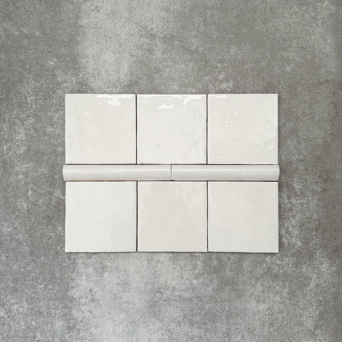 Zellige Weiß Keramik-Quadratfliesen im marokkanischen Stil mit passender 3 × 20 cm Bordürenfliese (Bullnose), gezeigt in einem klaren, glänzend weißen Finish.