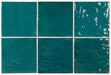 Nahaufnahme von Zellige Pfauengrün Quadrat Wandfliesen im marokkanischen Stil im Format 13,2 × 13,2 cm, mit glänzender Glasur in intensivem Pfauengrün. Die natürliche Farbvariation und feine Oberflächenstruktur unterstreichen die handwerkliche Optik.