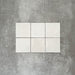Zellige Weiß Quadrat Fliesen, im schlichten Raster verlegt, mit glänzend weißem Finish, dezenter tonaler Variation und sanft unregelmäßigen Kanten.