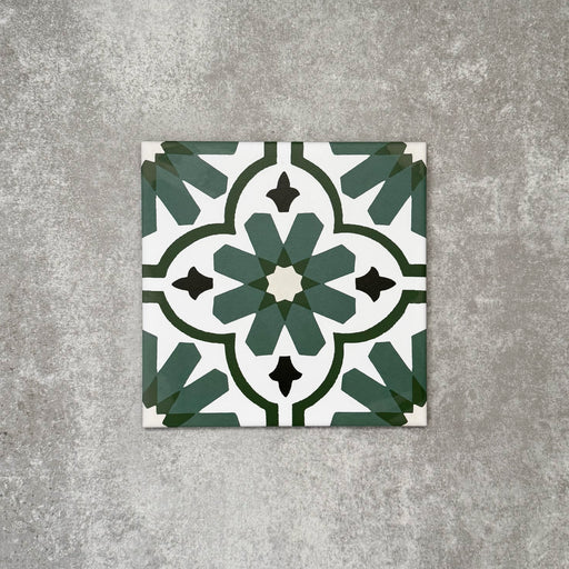 Einzelne Clara Grün Feinsteinzeugfliese im viktorianisch-marokkanischen Stil im Format 20 × 20 cm, dargestellt zur Hervorhebung des markanten grünen geometrischen Musters und des dekorativen Zementfliesen-Effekts.
