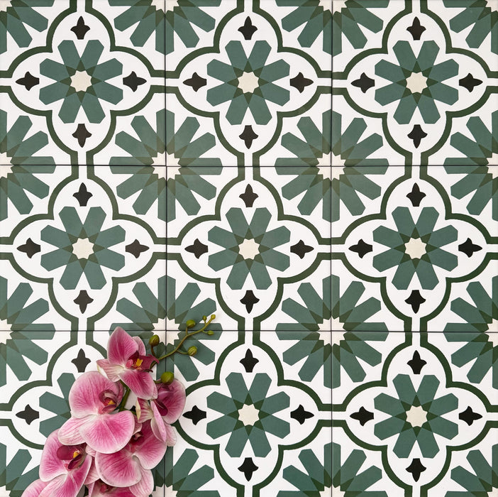 Clara Grün Feinsteinzeug-Bodenfliesen im viktorianisch-marokkanischen Stil im Format 20 × 20 cm, verlegt in einem sich wiederholenden Muster, das das ausdrucksstarke grüne geometrische Design mit dekorativen Styling-Akzenten hervorhebt.