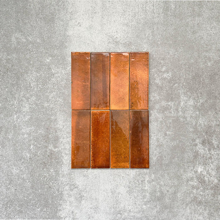 Detailaufnahme der Saigon Bernstein Brick Wandfliesen im marokkanischen Stil. Glänzende Keramikfliesen im Format 5,1 × 16,1 cm mit satten Bernstein- und Kupfertonvariationen, vertikal verlegt.