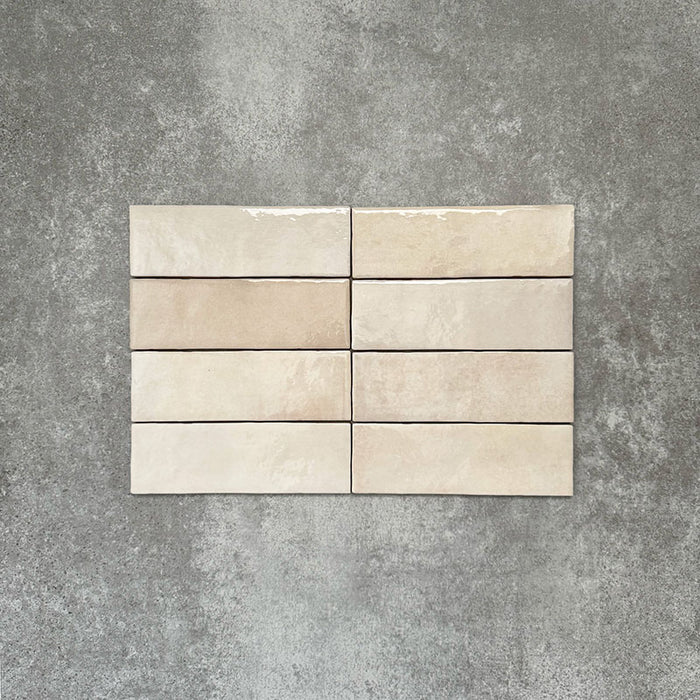 Zellige Beige Riemchenfliesen im marokkanischen Stil in warmem Beigeton, in einer einfachen vertikalen Verlegung gezeigt.