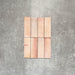 Detailaufnahme der Saigon Rosa Brick Wandfliesen im marokkanischen Stil. Glänzende Keramikfliesen im Format 5,1 × 16,1 cm mit sanfter Blush- und Rosé-Farbvariation, vertikal verlegt.