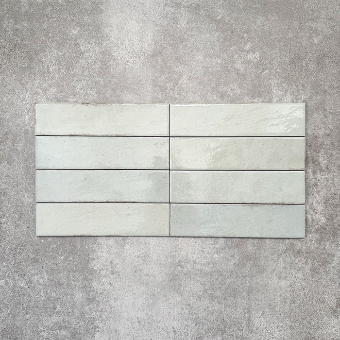 Nomadin Brick Mintgrün Wandfliesen im Format 6 × 24,6 cm, gemeinsam verlegt, um den sanften Grünton, die glänzende Oberfläche und die feine Oberflächenvariation zu zeigen.