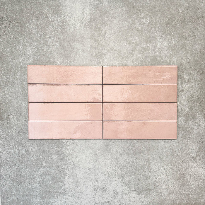 Nomadin Rose Ziegel-Wandfliesen im Format 6 × 24,6 cm, gemeinsam verlegt, um den sanften Roséton, die glänzende Oberfläche und die feine Oberflächenvariation zu zeigen.