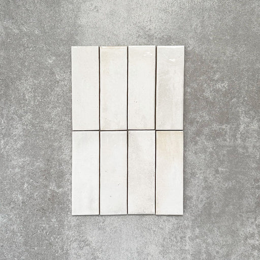 Detailaufnahme der Saigon Weiß Brick Wandfliesen im marokkanischen Stil. Glänzende Keramikfliesen im Format 5,1 × 16,1 cm in sanften Weißtönen mit feiner tonaler Variation, vertikal verlegt.