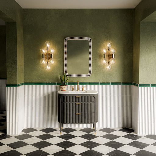 Badezimmer mit Vitoria Klassiker Schwarz Marmor Stil Schachbrett Fliesen im Format 30 × 30 cm, in einem schwarz-weißen Rautenmuster verlegt und kombiniert mit grünen Wänden, geriffelten Wandfliesen und Messingdetails.